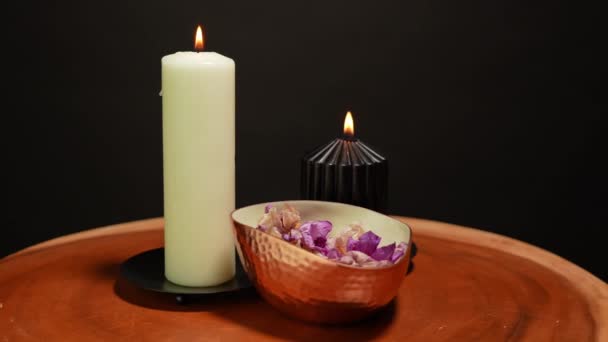 Arderea Lumânărilor Magice Vas Aur Petale Flori Uscate Scena Rituală — Videoclip de stoc