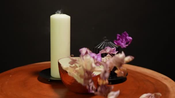 불타는 양초를 그것을 연기하는 건조한 꽃잎의 그릇을 의식적인 마법의 마녀의 — 비디오