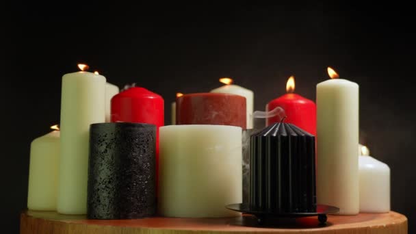 Geest Verschijning Blaast Brandende Kaarsen Kamer Laat Het Roken Donker — Stockvideo