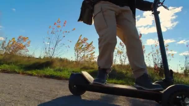 Montar Scooter Eléctrico Través Zona Verde Del Parque Ciudad Camino — Vídeo de stock