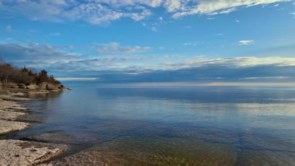 Ontario Kireçtaşı Kayalıklarındaki Prens Edward County Sahili Manzaralı Temiz Sular — Stok video