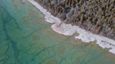 Ontario hava manzaralı Prens Edward County Plajı. Kanada 'da Ontario Gölü. Prens Edward County, Point Petre Sahili düzensiz burnu ya da kireçtaşından yapılmış kireçtaşı kayalıkları.