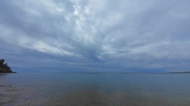 Ontario 'daki Prens Edward County Plajı' ndan Timelapse. Kanada 'da Ontario Gölü. Prens Edward County, Point Petre Sahili düzensiz burnu ya da kireçtaşından yapılmış kireçtaşı kayalıkları. Sakin su süresi doluyor..