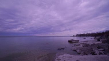 Gerçek zamanlı güneş tutulması 8 Nisan 2024 'te Ontario Kanada' da gerçekleşti. Ontario, Point Petre Sahili 'ndeki Prens Edward County' de karanlığın zamanı. Ay Dünya 'ya gölge düşürüyor.