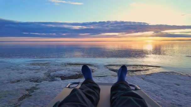 Podróżnik Odpoczynku Relaksu Nad Jeziorem Ontario Prince Edward County Wybrzeża Wideo Stockowe