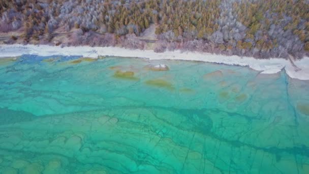 オンタリオ州の石灰岩の崖の海岸にあるプリンスエドワード郡ビーチの写真の目的地ビュー 透明な海とオンタリオ湖の素晴らしい景色を眺めることができます 日光浴ピクニックのための旅行スポット — ストック動画