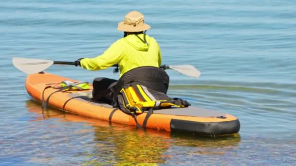 Mulher Sentada Sup Paddleboard Descansando Observando Água Paisagem Durante Viagens — Vídeo de Stock