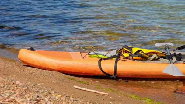 Zicht Paddle Board Met Sportuitrusting Outdoor Activiteiten Gele Waterdichte Tas — Stockvideo
