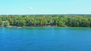 Manitou Gölü 'nün doğal güzelliği ile çevrili lüks tatil günü hava manzarası. Eğlence saadeti, Manitoulin Adası kıyılarının panoramik manzarası, cennetteki deniz maceraları...