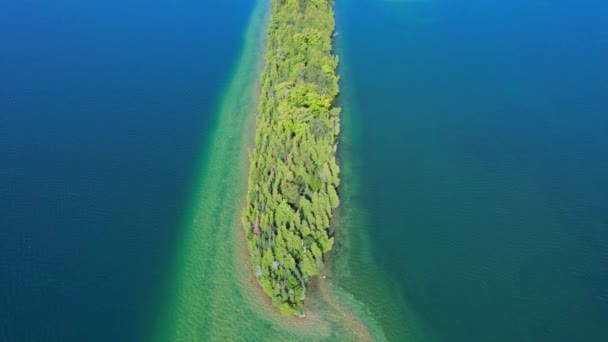 Μικρό Νησί Εξοχικό Σπίτι Καμπίνα Που Περιβάλλεται Από Καθαρά Νερά — Αρχείο Βίντεο
