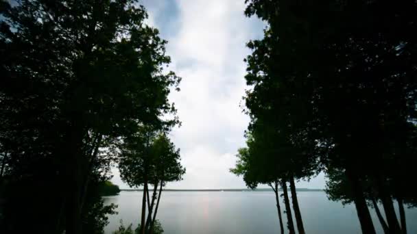 Άποψη Της Λίμνης Μανιτού Από Την Καμπίνα Timelapse Σκούρο Ουρανό — Αρχείο Βίντεο