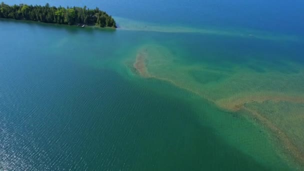 Роскошный Дневной Отдых Воздушным Видом Окруженный Природной Красотой Озера Маниту — стоковое видео