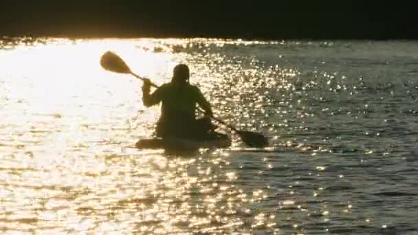 Женщина Скользит Доске Время Спокойного Золотого Часа Заката Безмятежном Озере — стоковое видео