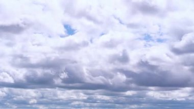Bulutlu kabarık gökyüzü doğal arka plan zaman atlaması. Mavi ve beyaz bulutlar. Yaz günü, bulutların yumuşak bir şekilde yer değiştirmesi. 4K görüntü. Kuşlardan, böceklerden ve tozdan arınmış.
