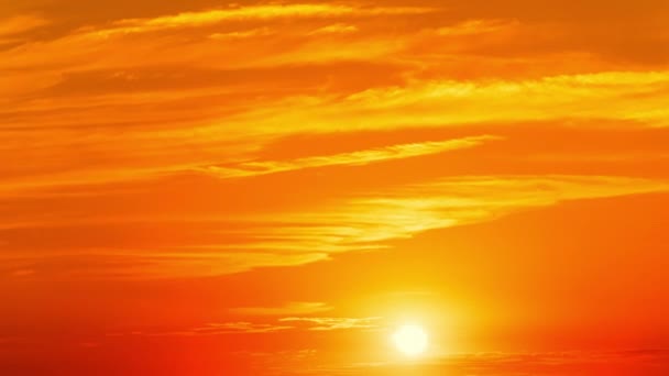 非常に暑い夜にカナダの風景のタイムラプス 夏の暑さ警報 暗い赤い日没の空は薄い雲の時間の損失を伴っています 北米と熱波の新しいスコッチの日を劇的に見る — ストック動画