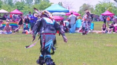 Vay canına yerli geleneksel dans stili ve şatafatlı. 2-Ruh Toplantısı, Birinci Milletlerin 2-Ruh Halkı tarafından sunuluyor. Yarışma ve kutlama: Toronto, Ontario, Kanada - 27 Mayıs 2023.