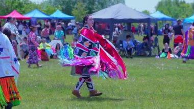 Pow Wow, 2. Geleneksel İki Ruh Toplantısı, Birinci Milletlerin 2 Ruhlu İnsanları tarafından. Gençlik ve kadınlar geleneksel dansları renkli elbiseler içinde: Toronto, Ontario, Kanada - 27 Mayıs 2023.