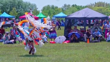Torontos 2. Geleneksel 2 Ruh Toplantısı. Birinci Milletlerin 2 Ruhlu İnsanları ev sahipliği yapıyor. 2 Spirits Pow Wow geleneksel tavuk dansı ve yarışması Toronto, Ontario, Kanada - 27 Mayıs 2023.