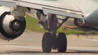 Titrek sisli ve çarpıtılmış jet motoru ya da sıcaklık değişiminin oluşumu, sıcak hava tabakası serin bir katmanın üzerinde oturur, kirleticileri hapsetmek, artan solunum hastalıklarına neden olur..