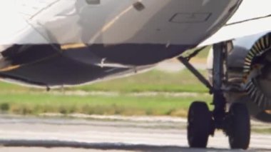 Titrek sisli ve çarpıtılmış jet motoru ya da sıcaklık değişiminin oluşumu, sıcak hava tabakası serin bir katmanın üzerinde oturur, kirleticileri hapsetmek, artan solunum hastalıklarına neden olur..
