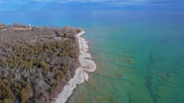 Ontario kireçtaşı kayalıklarındaki Prens Edward County Sahili manzaralı. Temiz sular ve Ontario Gölü 'nün çarpıcı manzarası. Yüzmek için seyahat yeri piknik yapmak için..