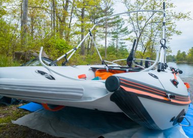 Şişirilebilir PVC bot katamaran balıkçılık ve avcılık hazırlığı için. Tatil ve boş zaman. Elektrik motoru ve lityum pilli şişirilebilir sandal ya da hava dolu sancak dubası.