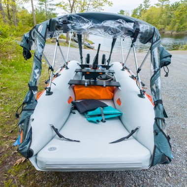 Şişirilebilir PVC bot katamaran balıkçılık ve avcılık hazırlığı için. Tatil ve boş zaman. Elektrik motoru ve lityum pilli şişirilebilir sandal ya da hava dolu sancak dubası.
