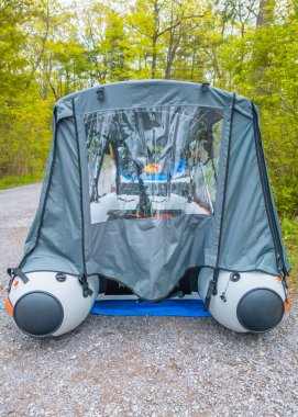 Tekne katamaran pvc botu ya da kayık dubası elektrik trolleme motoru, lityum bataryası ve çadırla yağmurdan ve güneşten korunmak ve avlanmak için. Tatil ve boş zaman. Şişme bot..