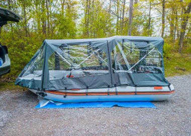 Tekne katamaran pvc botu ya da kayık dubası elektrik trolleme motoru, lityum bataryası ve çadırla yağmurdan ve güneşten korunmak ve avlanmak için. Tatil ve boş zaman. Şişirilebilir.