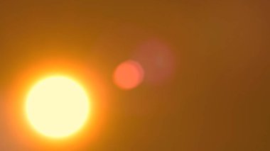 Büyük parlak sarı güneş diski gün batımında batıyor. Gökyüzü ve gökyüzü çizgisi. Batan güneşin şaşırtıcı turuncu kırmızı sarı renkleri. Canlı renkler ve gün batımı.