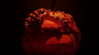 Fener ve yanan mum ışıkları kapanıyor. Cadılar Bayramı gece sembolleri ve geleneksel sonbahar tatili süslemeleri. Cadılar Bayramı kabağı korkunç gülümseme ve parti kutlaması için gözler.