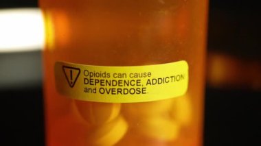 İlaç hapları ilaç şişesine yapıştırıcı, afyon, bağımlılık ve aşırı doza neden olabilir. Ulusal Opioid Farkındalık Günü. Modern uyuşturucu ve eczane.