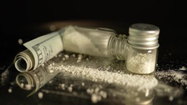 Bardak şişesinde depolanan yasadışı uyuşturucu madde kullanımına işaret ediyor. Uyuşturucu ve fentanil içeren devam eden bir kriz. Bir konteynıra yerleştirilmiş eroin ya da ezilmiş oksikodon..