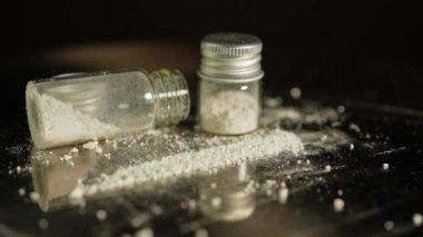 Kokain ya da uyuşturucu madde bağımlılığı. Ağır yasadışı uyuşturucu. Patlaması için beyaz toz şeritleri hazırlanıyor. Uyuşturucu kaçakçılığı. Opioid krizi ve afyon salgını. Ağrı kesiciler kötüye kullanılıyor..