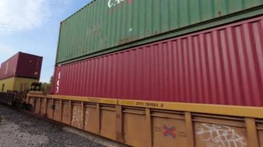 Toronto, Ontario, Kanada - 11 Ekim 2021: Kargo treni nakliyesi, kırsal kesimden geçen tren konteynırları. Yük vagonları ve lokomotifler tren görüntüsünü çekiyor.