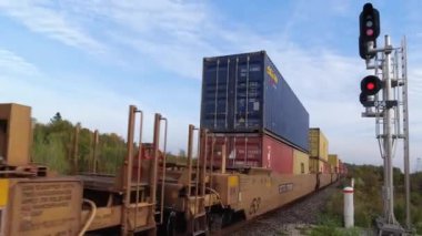 Toronto, Ontario, Kanada - 11 Ekim 2021: Kargo treni nakliyesi, kırsal kesimden geçen tren konteynırları. Yük vagonları ve lokomotifler tren görüntüsünü çekiyor.