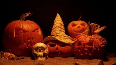 Cadılar Bayramı 'nız kutlu olsun. Cadılar Bayramı balkabaklarının parıldayan yüzleri. Seçici odaklanma. Karanlık arka planda parlayan korkunç Jack O Lantern ruh iblisleri. Geleneksel Cadılar Bayramı sembolü.