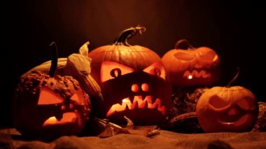 Cadılar Bayramı balkabakları ve hasat seti. Titreyen balkabaklarıyla Cadılar Bayramı geceniz kutlu olsun. Lanetli korkunç gece.