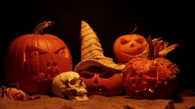 Fenerler ve yanan mum ışıkları kapanıyor. Cadılar Bayramı gece sembolleri ve geleneksel sonbahar tatili süslemeleri. Cadılar Bayramı balkabakları korkunç gülümseme ve parti için gözler.