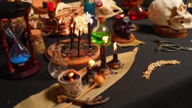 Büyü uygulamaları için cadının sunağı. Okült falcılık ve ayinler için siyah uzun mumlar. Kehanet ritüeli için sihirli nesneler içeren esrarengiz, cadı ve okült bir geçmişi var..