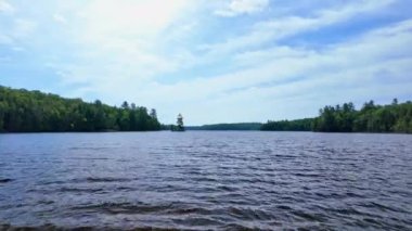 Bancroft 'taki sessiz göl, Kuzey Ontario, Kanada. Sulak alanların vahşi doğasının güzel sihirli manzarası. Sessiz sakin ve sakin bir meditasyon noktası. Yazın doğa manzarası.