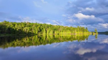 Bancroft 'taki sessiz göl, Kuzey Ontario, Kanada. Sulak alanların vahşi doğasının güzel sihirli manzarası. Sessiz sakin ve sakin bir meditasyon noktası. Yazın doğa manzarası.