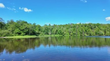 Kanada 'daki Sessiz Göl' ün sinematik huzurlu manzarasını gözler önüne seriyor, turizm beldesi. Yaz akşamında göl gibi güzel bir manzara hayal et. Kuzey Amerika 'nın yoğun çam ormanlarıyla çevrili.