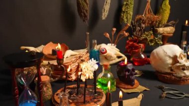 Büyücülük iksiri şişeleri ya da içinde sihirli malzemeler ve sihirli semboller olan cam şişeler. Seçici odaklanma. Ruhsal okültizm, sihirli kimya geçmişi. Simya esrarengiz ürünleri. Esrarengiz kavram.