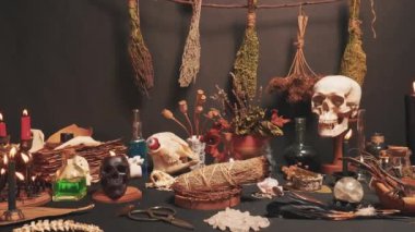 Bilge büyücülük aromaterapisi ve lekeleme, seçici odaklanma. Ruhsal ve arındırıcı doğaüstü bilim ve okült bilgi. Sihirli aletlerle çevrili dumanlı adaçayı. Sihir ritüeli icra.