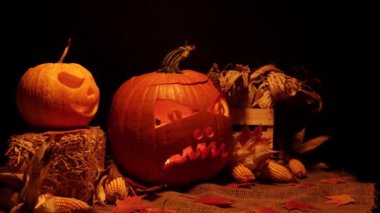 Cadılar Bayramı 'nız kutlu olsun. Cadılar Bayramı balkabaklarının parıldayan yüzleri. Seçici odaklanma. Karanlık arka planda parlayan korkunç Jack O Lantern ruh iblisleri. Geleneksel Cadılar Bayramı sembolü.