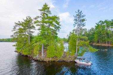 Kanada 'nın Britanya Kolumbiyası' ndaki Kanada Gölü 'nde küçük kayalıkların güzel manzarası. Canlı yaz sezonunda şişme teknede macera. Kanada tarzında tatil ve boş zaman. 