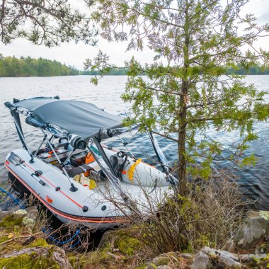 Kanada gölündeki küçük bir adaya demirli şişme bot. Kanada 'da İngiliz Kolombiyası' nda yaz tatili. Yaz tatili boyunca çekim ve macera. 