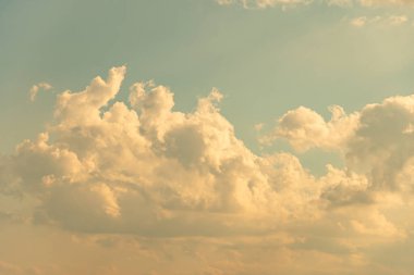 Bulutlar mavi gökyüzü ve şekil değiştiren bulutlar yaz güneşli bir günde hareket ediyorlar. Gökyüzü bulutları. Doğa, kuşlardan, böceklerden ve tozdan arınmış..