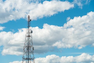Cep telefonu iletişim antenleri, 3G, 4G, 5G, 6G. Yazın bulutlu mavi gökyüzünde anten. Vericili hücresel GSM kulesi. Telekomünikasyon baz istasyonu ağı.